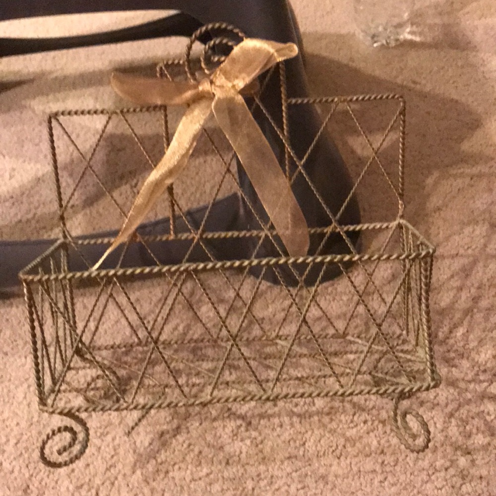 Towel/letter holder